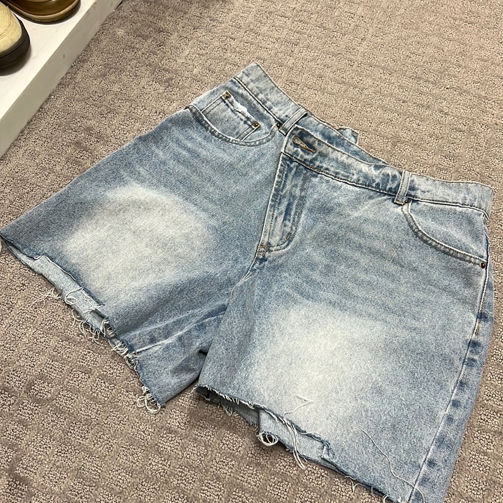 Women’s Shein blue Jean shorts. Size L. w32 l32 never worn. Originally $25